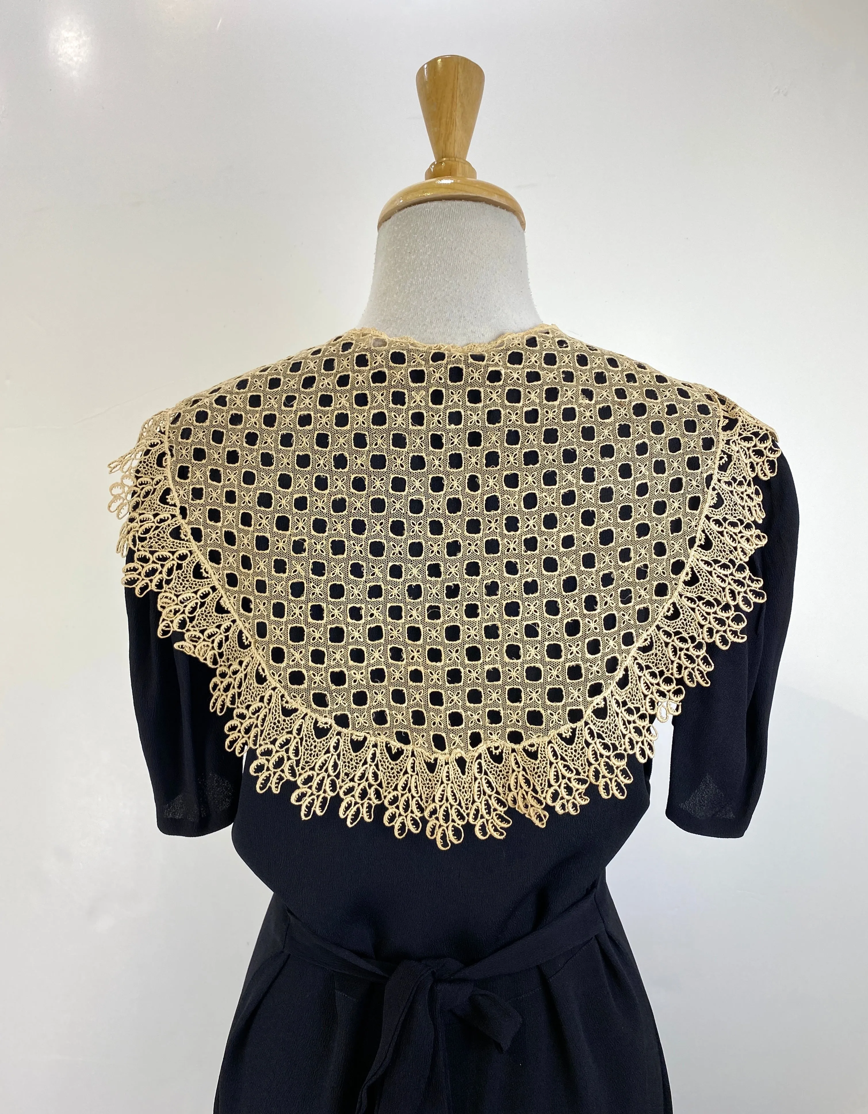 Antique Edwardian Beige Crochet Lace Collar